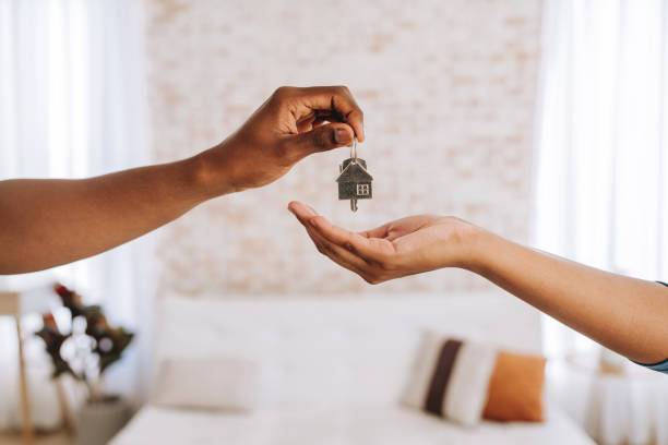 landlord handing over keys to tenant